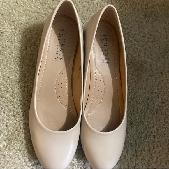 Journee cream flats shoes - Picture 3 of 4